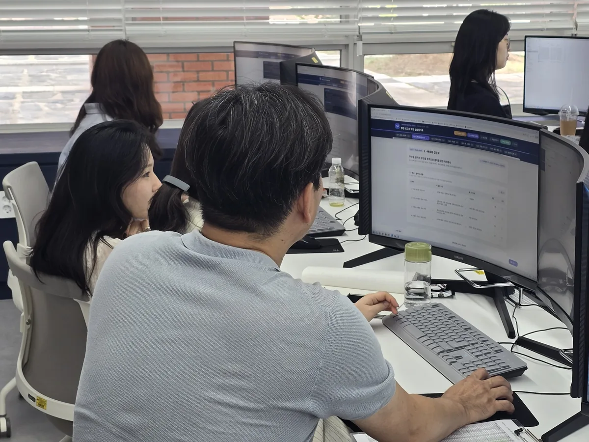 실무자가 1:1 코칭을 받으며 도구를 제작하는 모습