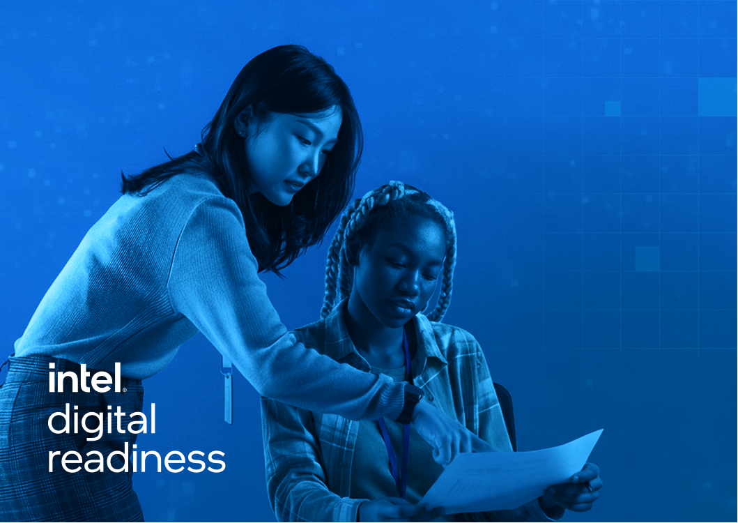 두 명의 전문가가 함께 문서를 검토하는 이미지